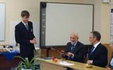 Цаюн Петр вручает благодарность от гимназии № 20